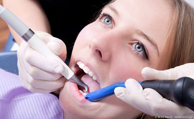 Professionelle Zahnreinigung (PZR) zum Schutz vor Karies, Parodontitis und Mundgeruch