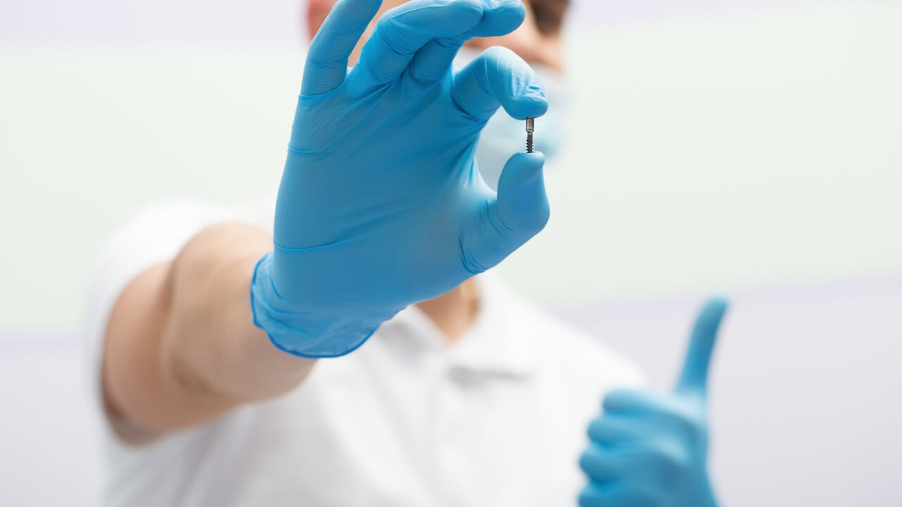 Minimalinvasives Implantat: Implantation ohne Schneiden und Nähen